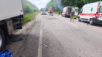 Зіткнулися вантажівка та службове авто поліції: травмувалися троє людей в ДТП на Рівненщині Зіткнулися вантажівка та службове авто поліції: травмувалися троє людей в ДТП на Рівненщині