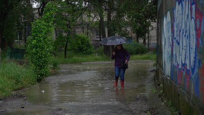 У Дніпрі під час дощу рівень води на проїзних вулицях підіймався до 10 сантиметрів