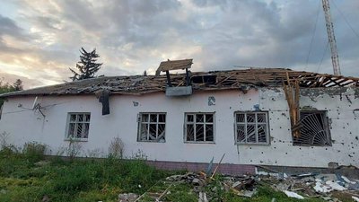Пошкоджені будинки, школа та будинок культури — росіяни обстріляли село в Есманській громаді на Сумщині Пошкоджені будинки, школа та будинок культури — росіяни обстріляли село в Есманській громаді на Сумщині