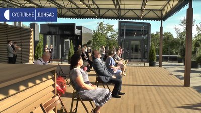 Маріупольці вперше зареєстрували шлюб на даху Маріупольці вперше зареєстрували шлюб на даху