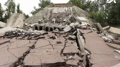 На Чернігівщині почали розбирати ще один міст через Десну На Чернігівщині почали розбирати ще один міст через Десну