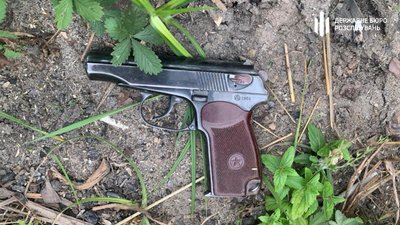 В правоохоронця, який під час пограбування обмінника у Рівному застрелив чоловіка, могли бути борги В правоохоронця, який під час пограбування обмінника у Рівному застрелив чоловіка, могли бути борги