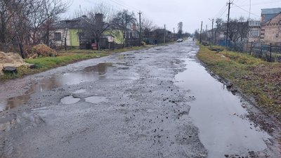 Водії з’їжджають на ґрунтовий шлях: на Волині просять відремонтувати дорогу в напрямку Львова Водії з’їжджають на ґрунтовий шлях: на Волині просять відремонтувати дорогу в напрямку Львова