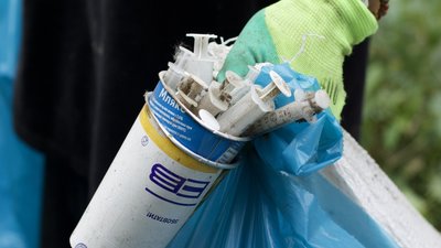 У Чернівцях волонтери прибрали велопішохідний маршрут на вулиці Прутській У Чернівцях волонтери прибрали велопішохідний маршрут на вулиці Прутській