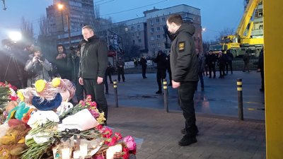 Ракетний удар по Дніпру: на місце влучання прибули генпрокурор України та заступник голови Офісу Президента Ракетний удар по Дніпру: на місце влучання прибули генпрокурор України та заступник голови Офісу Президента