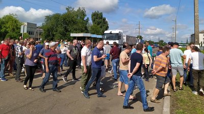 Вимагають ремонту: на Львівщині люди перекрили дорогу Червоноград-Рава-Руська Вимагають ремонту: на Львівщині люди перекрили дорогу Червоноград-Рава-Руська