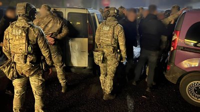 Фото з місця повідомлення про підозру