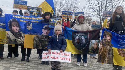 Люди під час хвилини мовчання у Миколаєві, 14 грудня 2025 року