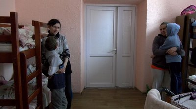 В гуртожитку луцького ліцею охрестили новонароджену дівчинку з Київщини. Як живуть переселенці В гуртожитку луцького ліцею охрестили новонароджену дівчинку з Київщини. Як живуть переселенці