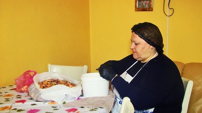 "Воїнам треба допомагати": як на Вінниччині волонтери готують для захисників енергетичні батончики "Воїнам треба допомагати": як на Вінниччині волонтери готують для захисників енергетичні батончики
