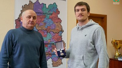 В обласній раді сину загиблого захисника Юрія Домашина передали відзнаку "Честь і слава Житомирщини" В обласній раді сину загиблого захисника Юрія Домашина передали відзнаку "Честь і слава Житомирщини"