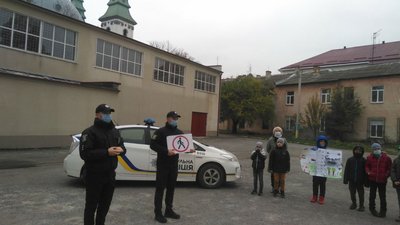 Тернопільські патрульні провели урок безпеки дорожнього руху Тернопільські патрульні провели урок безпеки дорожнього руху