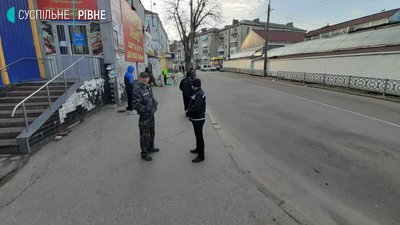 Поліція не дає розгорнутись торговцям біля ринку у Рівному Поліція не дає розгорнутись торговцям біля ринку у Рівному