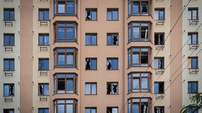 Обстріли Херсона, багатоповерхівка, вікна