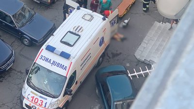 Рівнянин впав з вікна на дах під'їзду, "швидку" і водія. Чоловік загинув