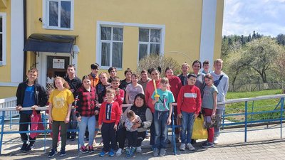 Анджеліна Джолі відвідала дітей із Луганська на Львівщині Анджеліна Джолі відвідала дітей із Луганська на Львівщині