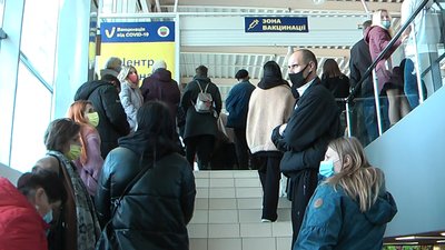 У перший день "червоної" зони біля центрів вакцинації у Запоріжжі черги У перший день "червоної" зони біля центрів вакцинації у Запоріжжі черги