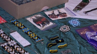 Продають вінтажний одяг, килими, рушники: у Вінниці збирають гроші для захисників Продають вінтажний одяг, килими, рушники: у Вінниці збирають гроші для захисників