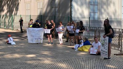 В Одесі біля мерії мітингували люди проти тендерів на реконструкції будівель суду та театру
