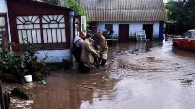 Травмовані люди, підтоплені домівки та повалені дерева: наслідки негоди на Одещині