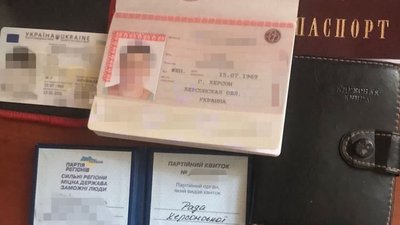 Погрожувала розстрілом за відмову "голосувати". СБУ затримала у Херсоні колаборантку з Партії Регіонів