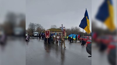 На Чернігівщині попрощалися із чотирма бійцями, які загинули на сході України На Чернігівщині попрощалися із чотирма бійцями, які загинули на сході України
