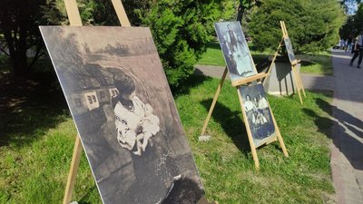 У Полтаві показали світлини з давнім українським вбранням