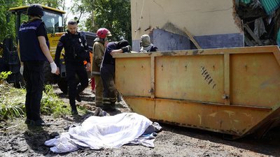 У Чугуєві з-під завалів будинку культури дістали загиблу жінку У Чугуєві з-під завалів будинку культури дістали загиблу жінку