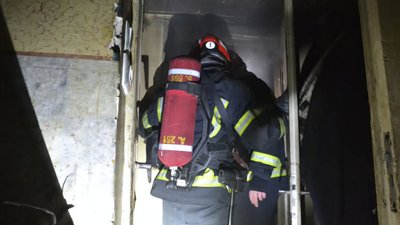 Рятувальник гасить пожежу