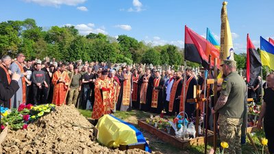 Поховали військовослужбовця Олега Гуменюка у Чорткові Поховали військовослужбовця Олега Гуменюка у Чорткові