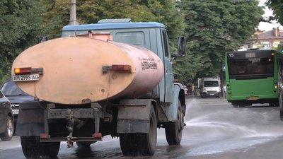 У Житомирі через спеку поливають дороги водою – щодня використовують 30 тисяч літрів води У Житомирі через спеку поливають дороги водою – щодня використовують 30 тисяч літрів води