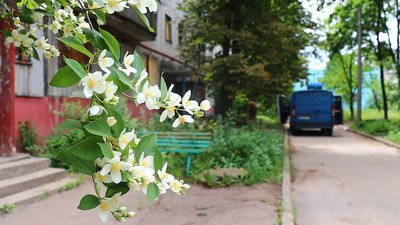 Евакуаційний автомобіль стоїть біля під'їзду у Дружківці