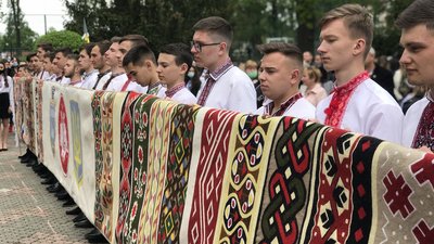 На Прикарпатті розгорнули найдовший вишитий рушник та встановили рекорд України На Прикарпатті розгорнули найдовший вишитий рушник та встановили рекорд України