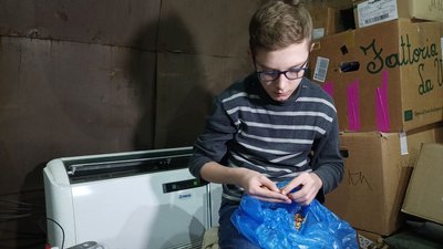 "Дуже просився": у волонтерському центрі у Луцьку допомагає 14-річний школяр "Дуже просився": у волонтерському центрі у Луцьку допомагає 14-річний школяр