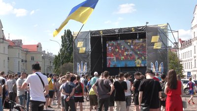 Три сотні людей підтримували збірну України у центрі Чернігова: як це було