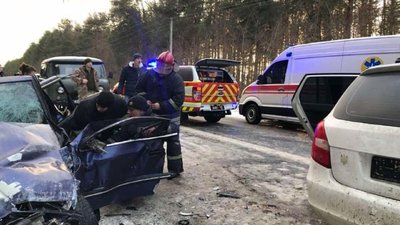 У лобовому зіткненні двох авто на Чернігівщині травмувалися п'ятеро людей У лобовому зіткненні двох авто на Чернігівщині травмувалися п'ятеро людей