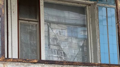 У Дніпрі відновлюють будинки, пошкоджені після дронової атаки У Дніпрі відновлюють будинки, пошкоджені після дронової атаки