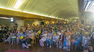 У Дніпрі в метро влаштували благодійну циркову виставу для дітей