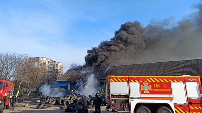 У Хмельницькому вранці четвертого березня горів шиномонтаж. У Хмельницькому вранці четвертого березня горів шиномонтаж.