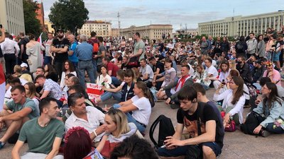У Білорусі під час мітингу охорона будівлі уряду опустила щити У Білорусі під час мітингу охорона будівлі уряду опустила щити