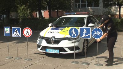 Полісмени показували учням службове спорядження, розповідали, як регулювати рух на дорозі та значення дорожніх знаків. Полісмени показували учням службове спорядження, розповідали, як регулювати рух на дорозі та значення дорожніх знаків.