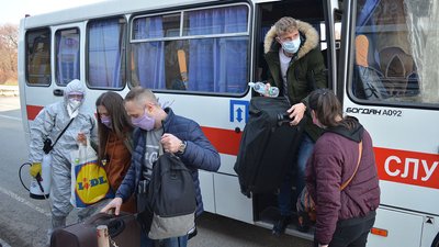 Рятувальники перевезли через кордон з Польщею понад 1200 українців Рятувальники перевезли через кордон з Польщею понад 1200 українців