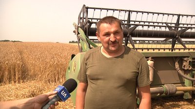 На Житомирщині розпочалися жнива – фермери збирають ячмінь та пшеницю На Житомирщині розпочалися жнива – фермери збирають ячмінь та пшеницю