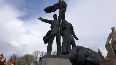 У Києві почали демонтаж радянського монумента під Аркою дружби народів