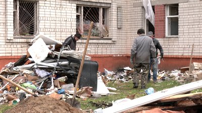 Заклеюють вікна та розбирають завали у зруйнованому гуртожитку в Чернігові Заклеюють вікна та розбирають завали у зруйнованому гуртожитку в Чернігові
