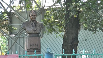 Погруддя радянському діячу Миколі Підгорному, що встановили у Карлівці на Полтавщині Погруддя радянському діячу Миколі Підгорному, що встановили у Карлівці на Полтавщині