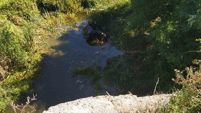 На Уманщині автомобіль впав у водойму, кермувальника врятували