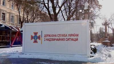 Мобільний пункт незламності на центральній площі Тернополя Мобільний пункт незламності на центральній площі Тернополя