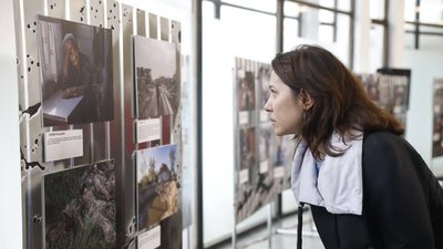 Війна крізь об’єктив: у київському метро відкрили фотовиставку про вторгнення РФ