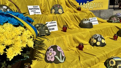 У Кропивницькому вшанували загиблих захисників і захисниць У Кропивницькому вшанували загиблих захисників і захисниць